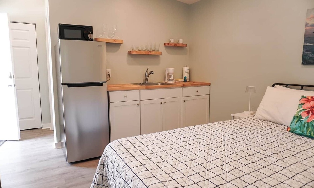 Foley House | The Bungalow at Juniper Journey-Cozy, Perfect for 2 Close to OWA, Beaches