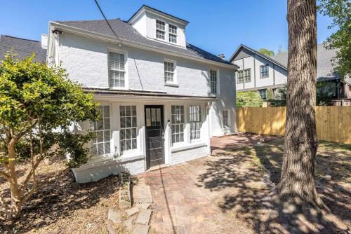 Columbus House | The Courtyard Cottage2BD 1BHPrivate Garden Suite