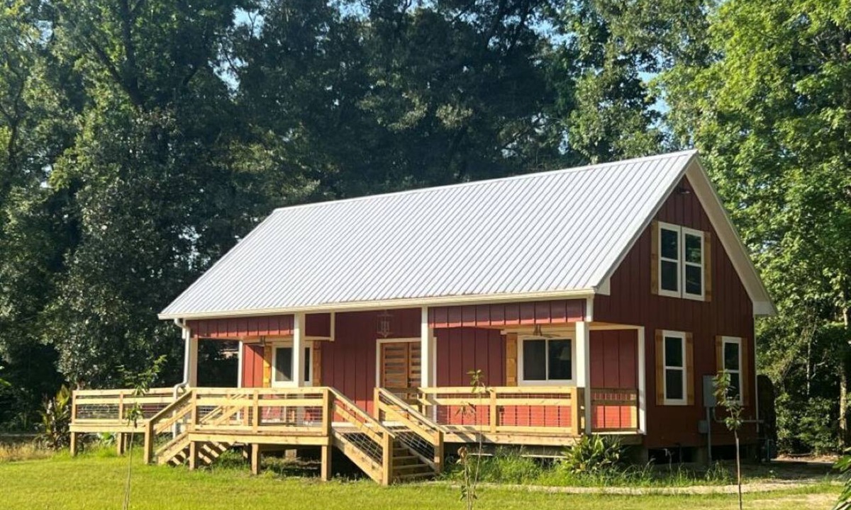 Baker Cottage | The Firehouse, Charming 3-bedroom-loft cottage in Baker along the Comite River