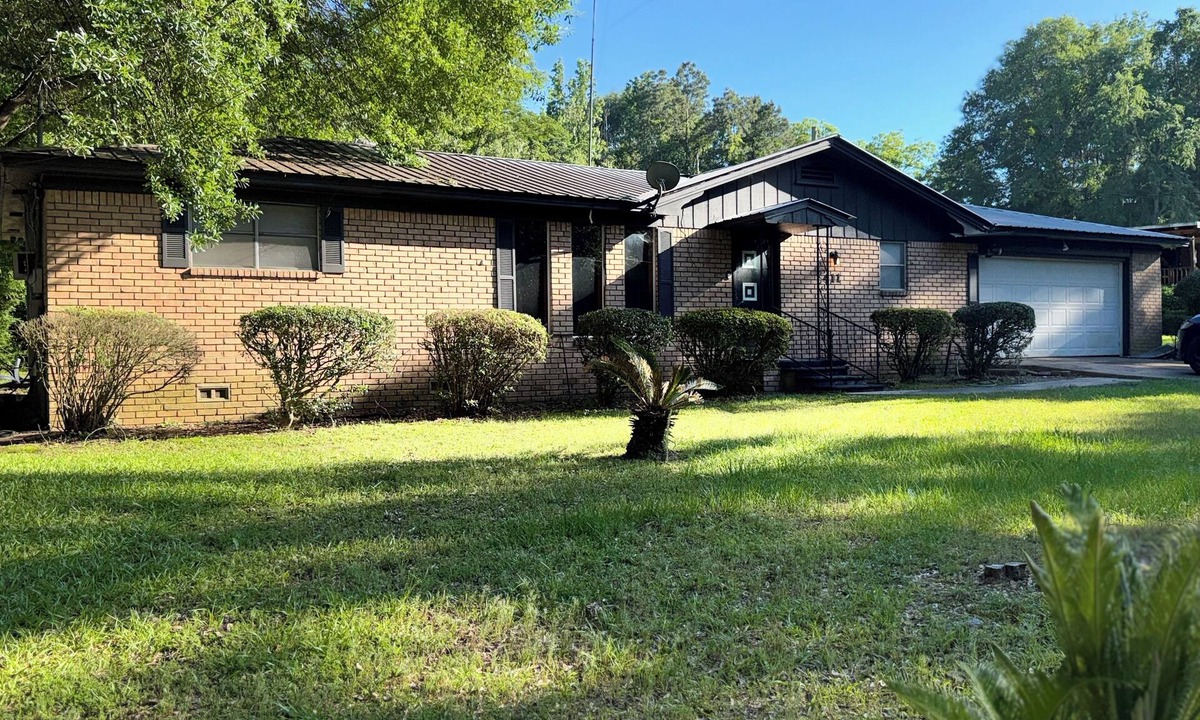 Center House | The Fountain Collective Charming 3-bedroom house with AC, WiFi in Center