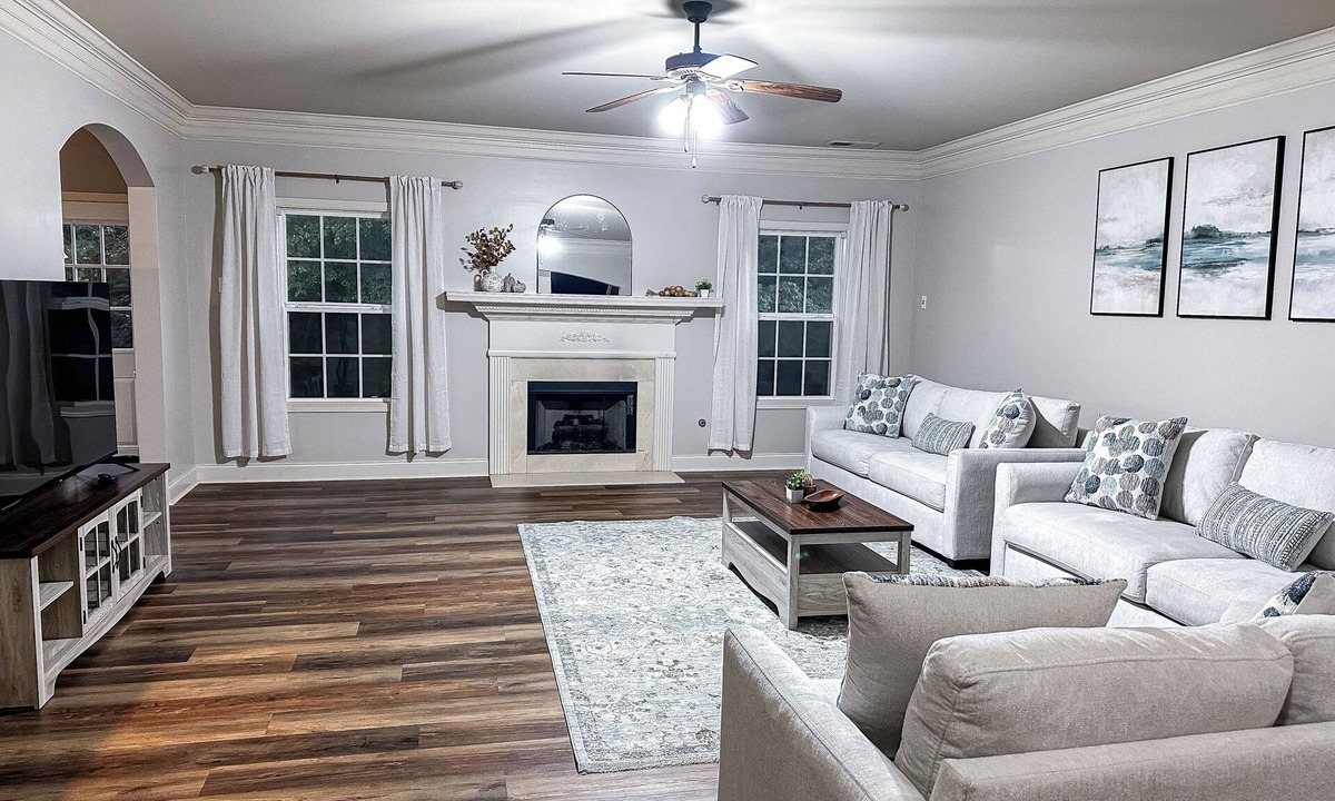 Villa Rica House | The Gathering House - This spacious 5bd, 4-bath home sleeps up to 10!