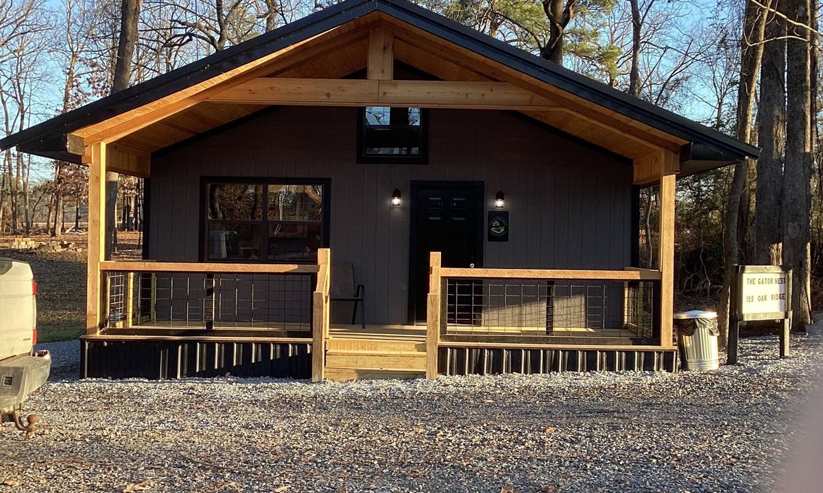 Columbus Cabin | The Gator Nest located at Yarborough Landing on Millwood Lake.
