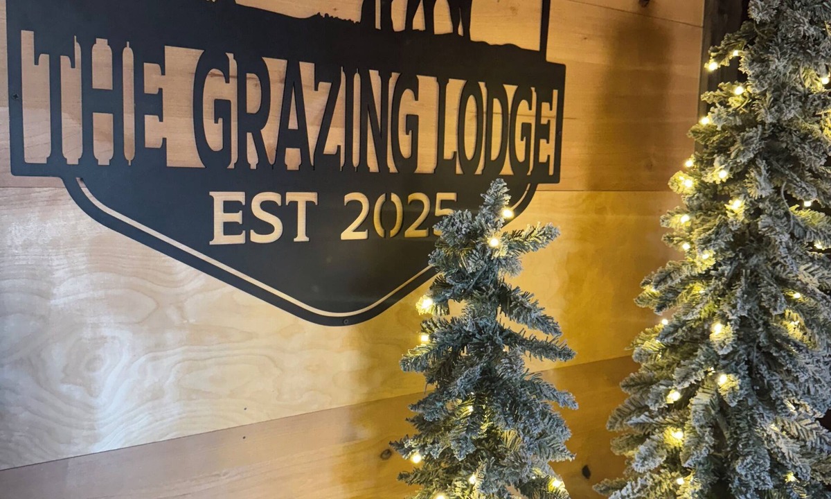 Pearcy Cabin | The Grazing Lodge with HOT TUB -Farm Charm & Rural Tranquility