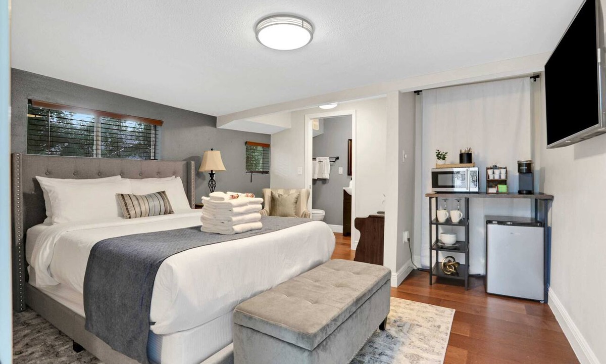 Mount Dora Apartment | The Hideaway ~ Cozy Studio ~ 1 Gig Wi-Fi