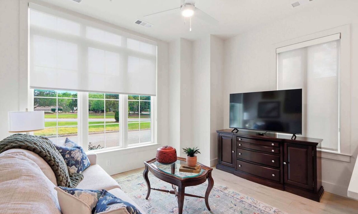 Metropolitan Apartment | The Jardin Tulip Suite | Near Downtown