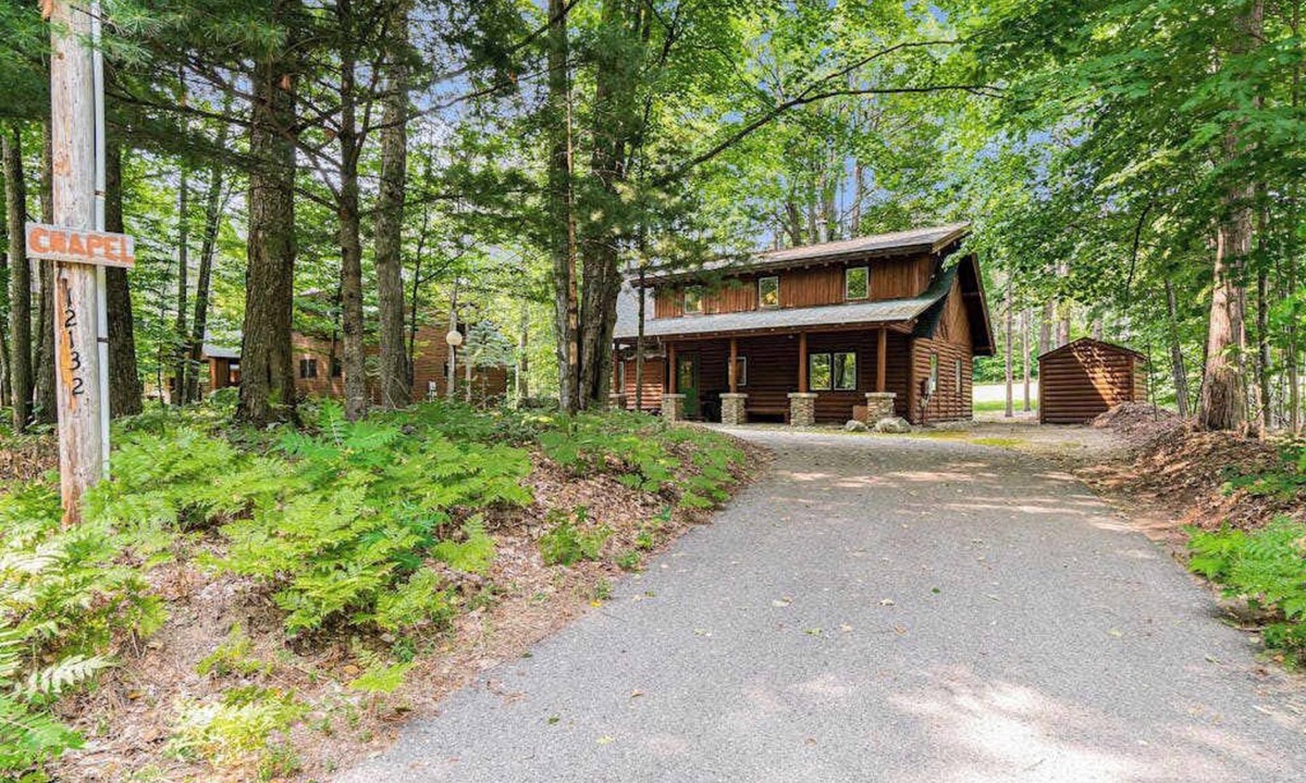 Thompsonville House | The Log Cabin | House in Thompsonville walking distance to resort amenities