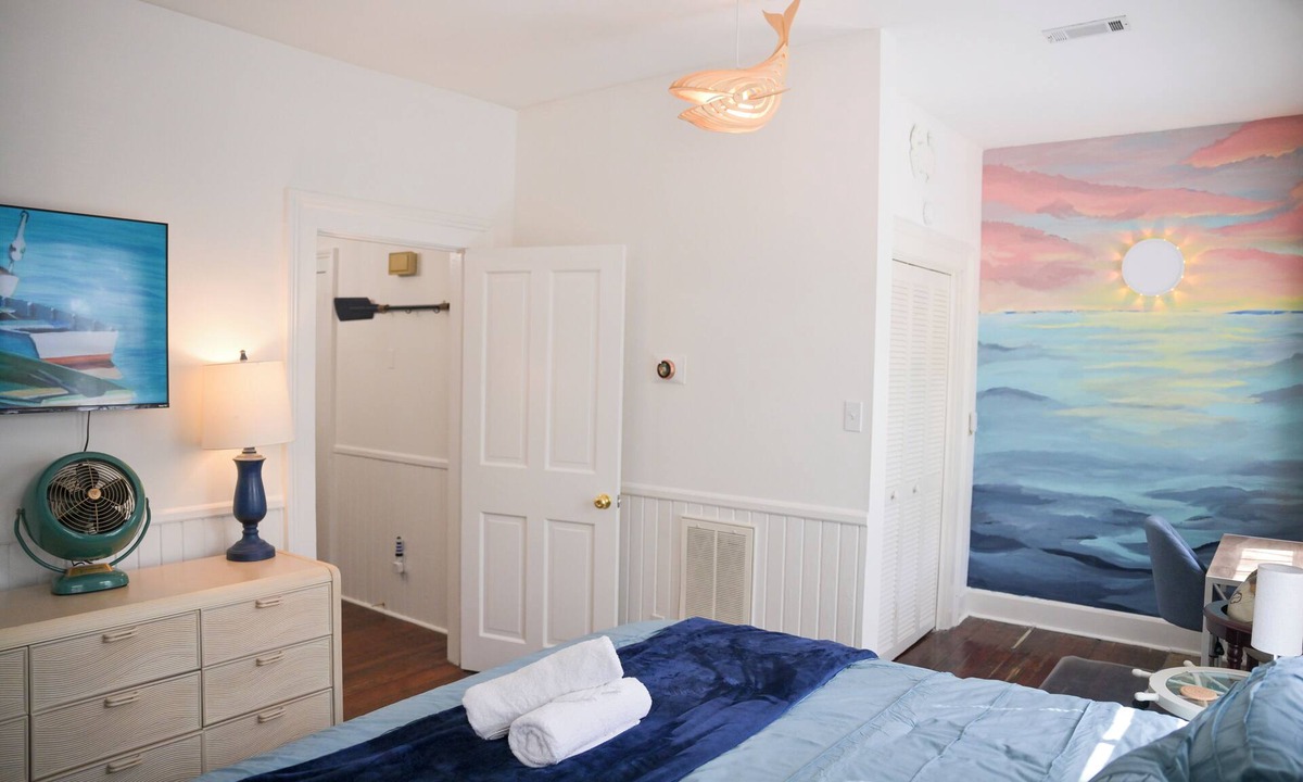 Historic Downtown Savannah House | The Maiden Voyage: Themed,Steps to Forsyth,King Bed,Grill,Games,Picnic Basket