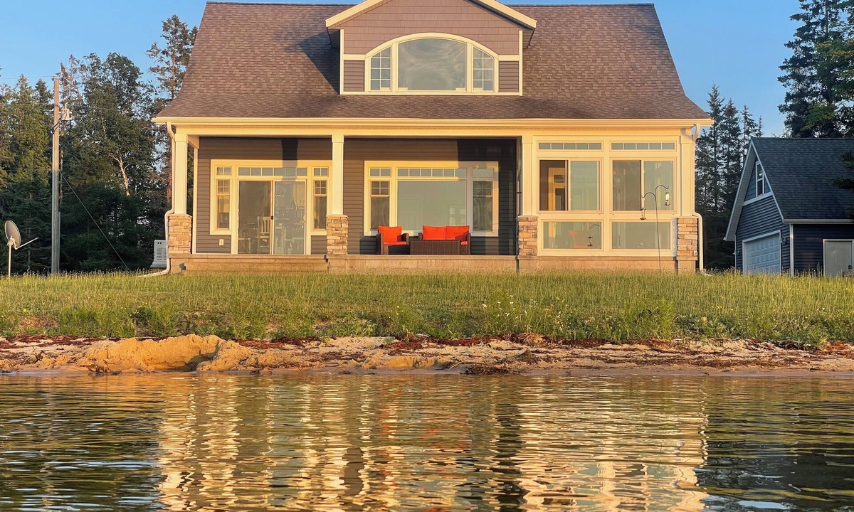 Gould City Cottage | The most Charming cottage in the U.P. with 4 bedrooms & WiFi, on Lake Milakokia