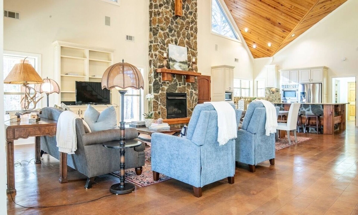 Lafayette County House | The O Stone, 4BR/6Beds Cabin by VelvetDitchVillas