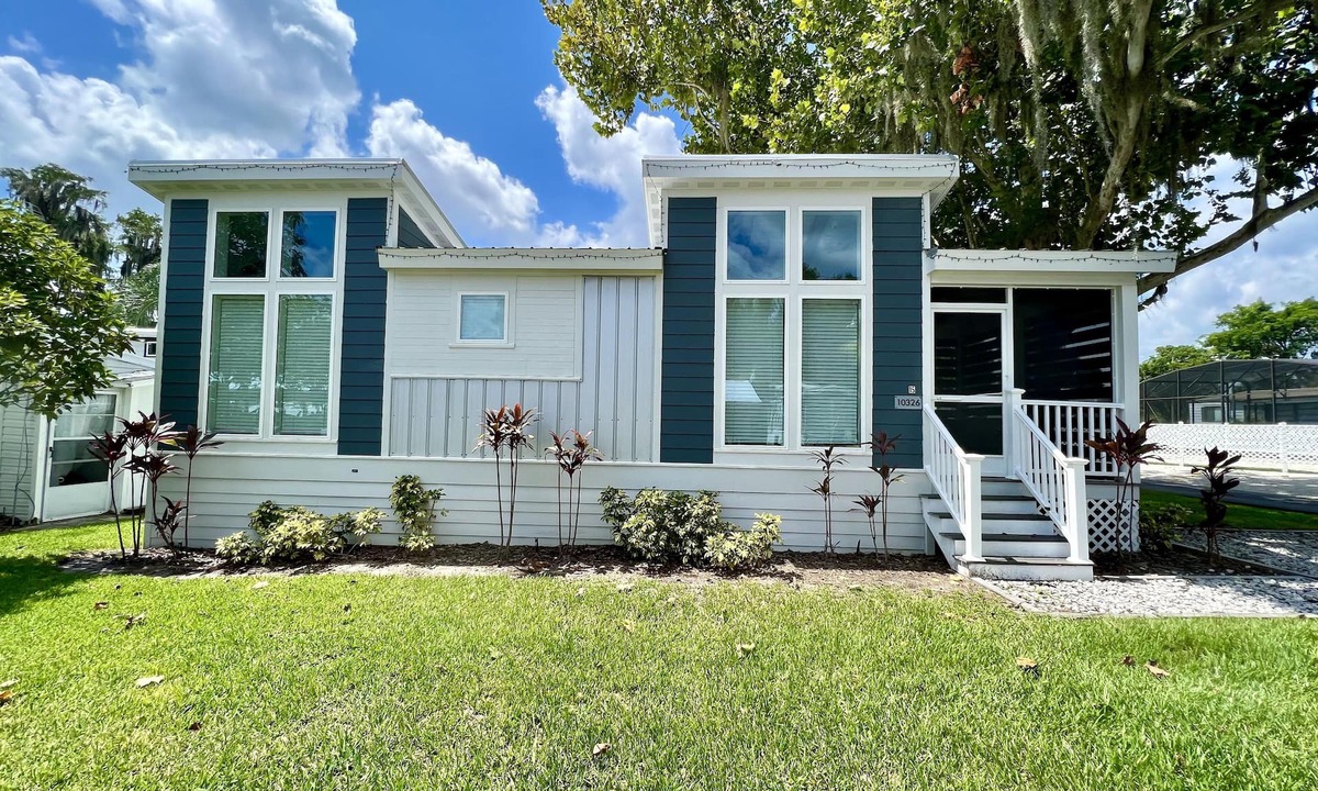 Clermont House | The Oasis House - Pet friendly tiny home on the lake in Clermont