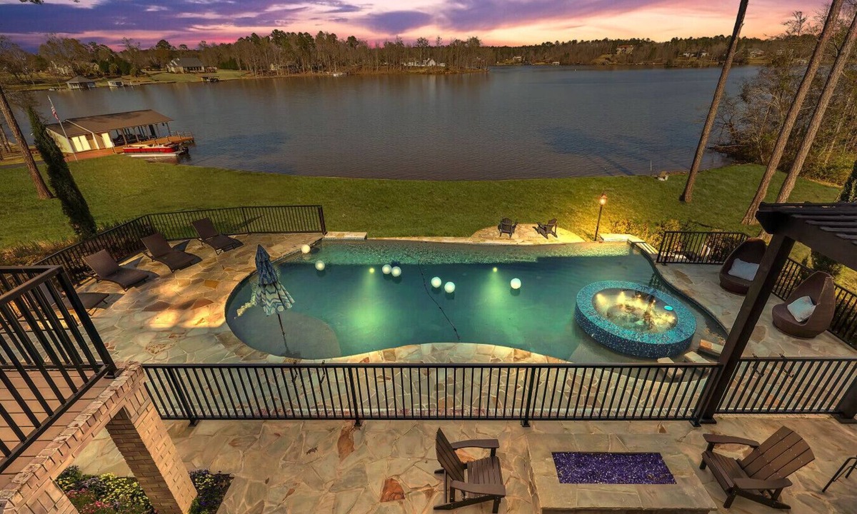 Macon House | The Peach State Lakehouse | Sleeps up to 18