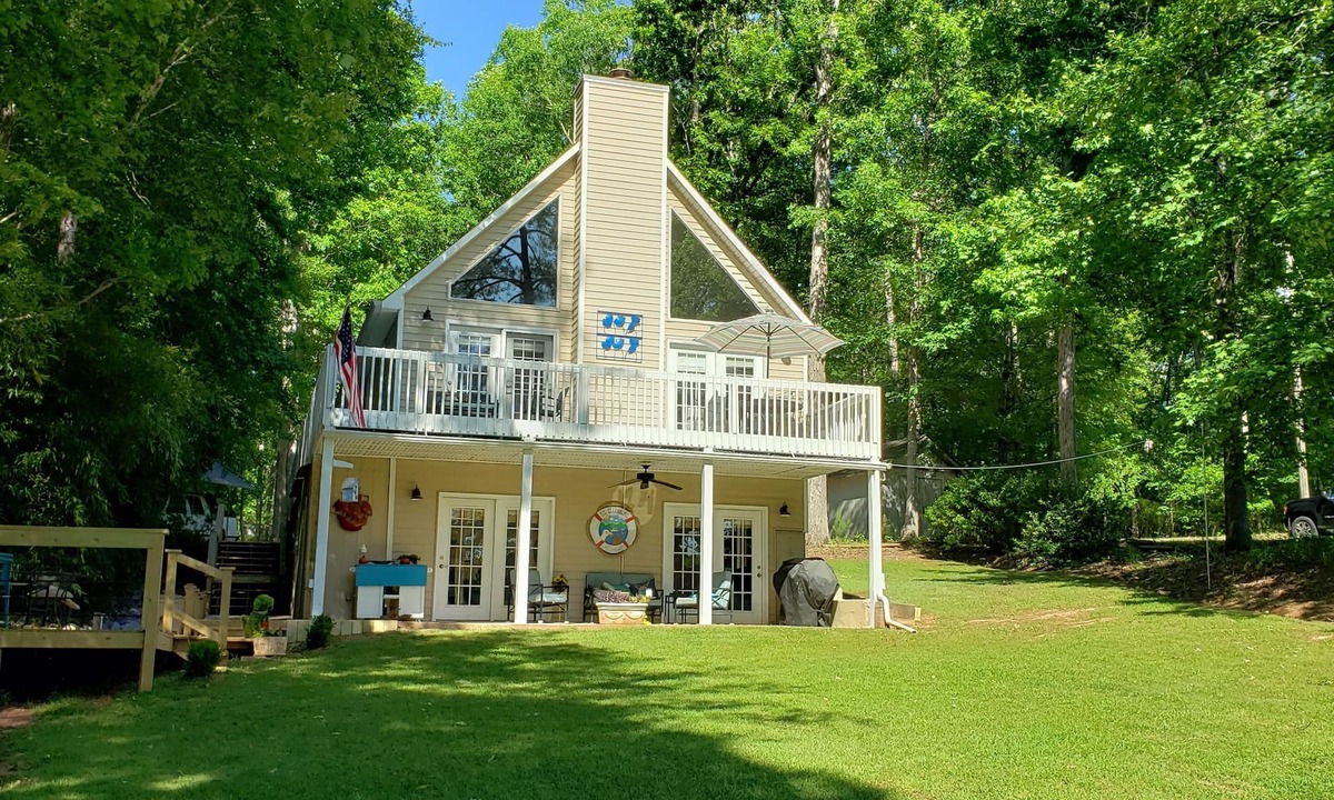 Eatonton House | The Pink Dog - MAJOR RENOVATIONS COMPLETED JAN 2023. Lake Sinclair North End.