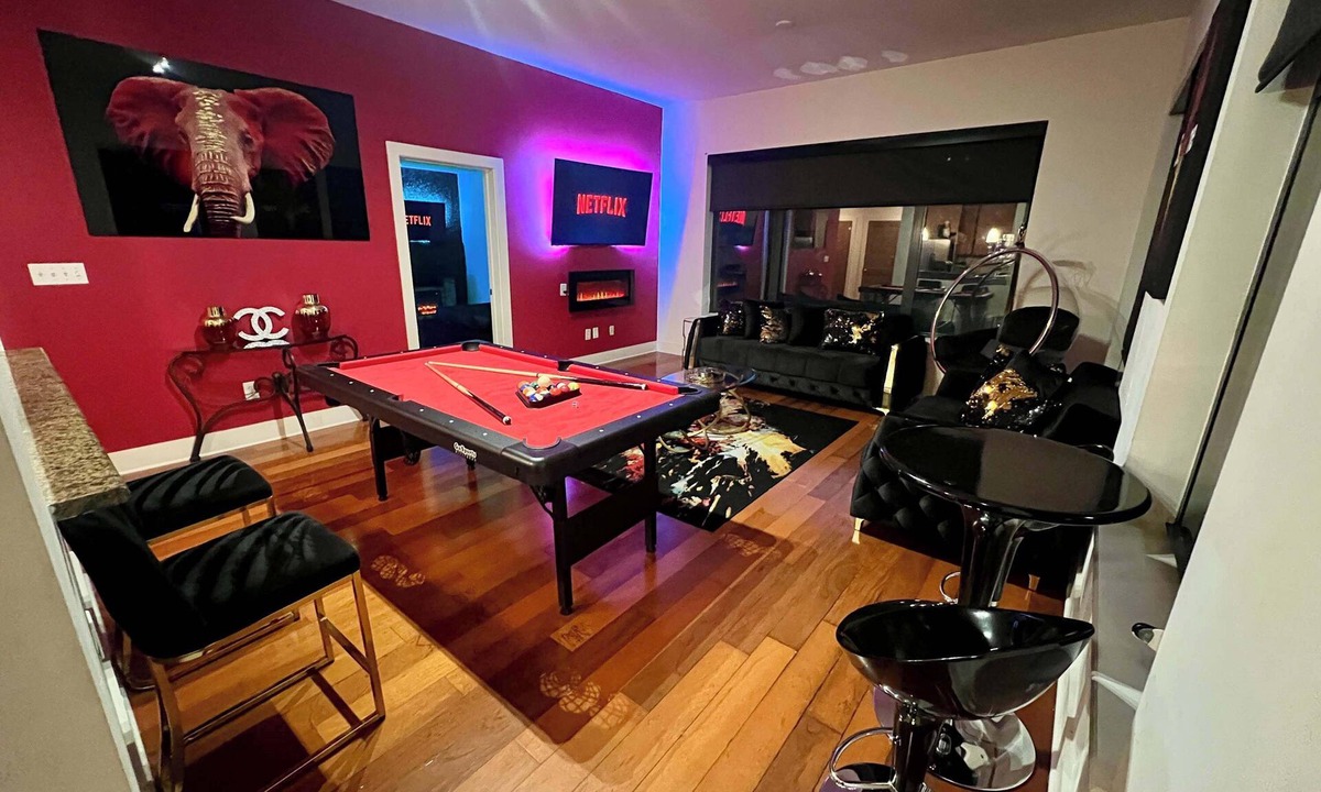Lindbergh Apartment | The Red Room Retreat - Fireplace - Pool Table