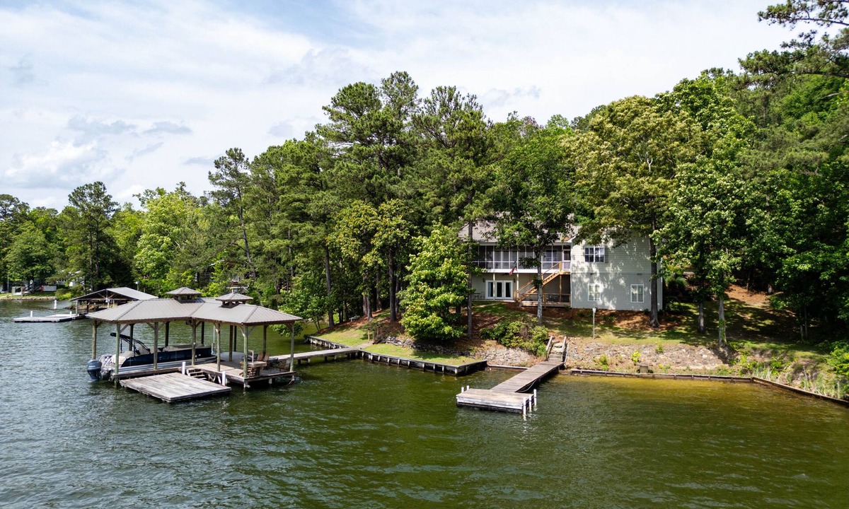 Jacksons' Gap House | The retreat at Bay Pine Point, convenient to EVERYTHING Lake Martin and Auburn!