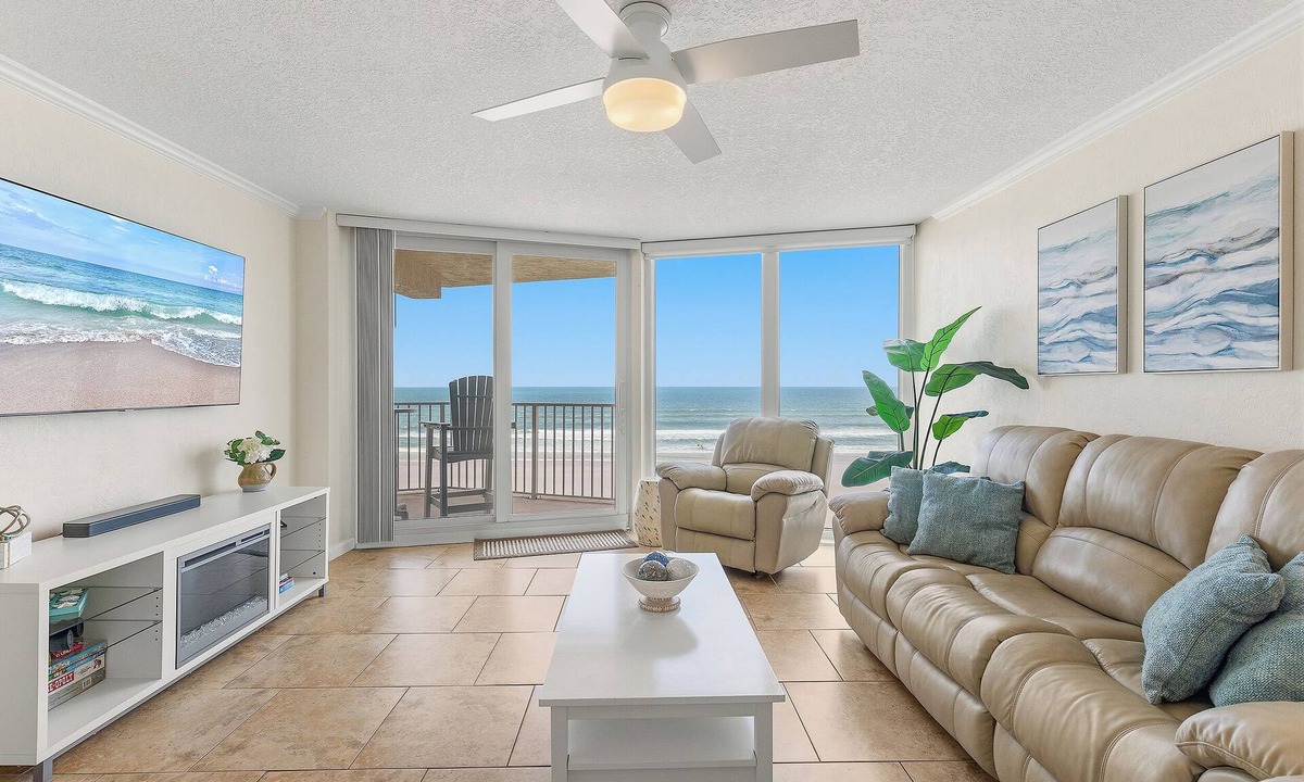 Daytona Beach Shores Condo | 🌴The Shores Club 402 | Pet Friendly | Beach Gear | Direct Oceanfront for 6