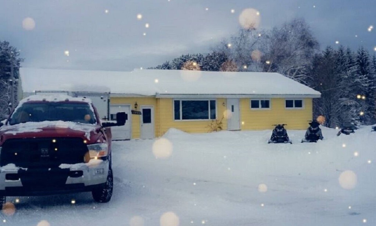 Newberry House | The Sunshine Shack of Newberry Michigan conveniently located and sleeps up to 8