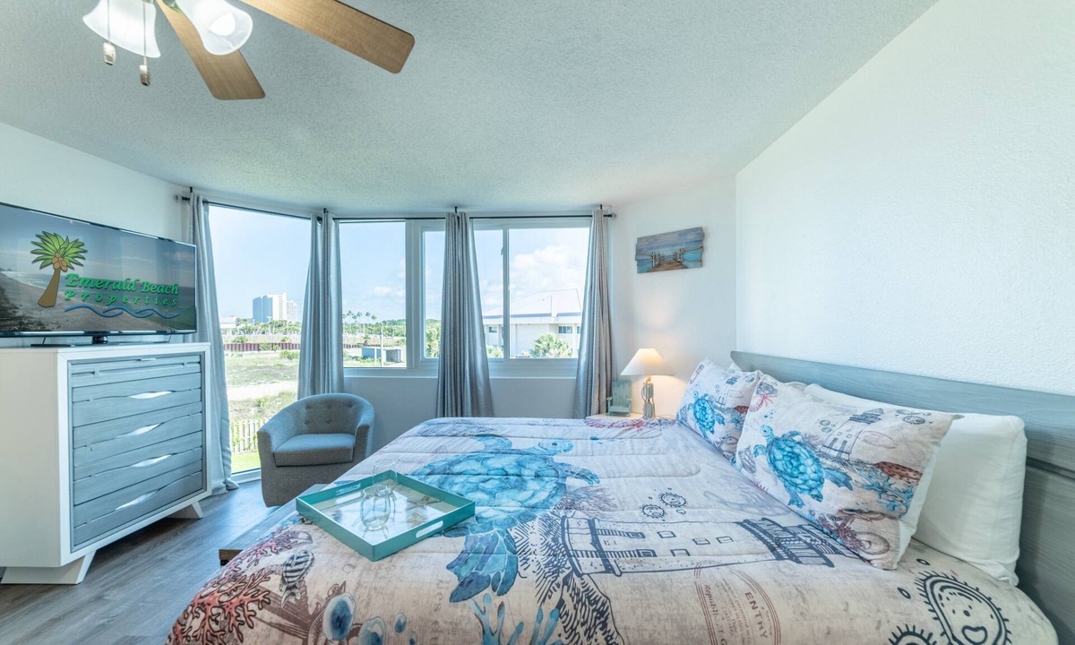 Holiday Beach Condo | The Tip-Sea Turtle Panama City Beach, Beachfront Studio! Sleeps 4