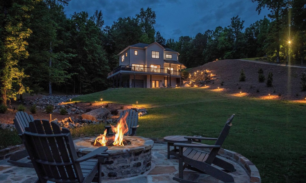 Alexander City House | The Willow at Lake Martin-A Spacious Dream Lakeside Retreat