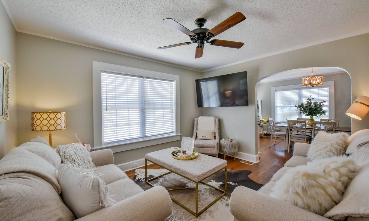 Tuscaloosa House | The Yellow Hammer: Cozy Elegance Near Bryant-Denny!