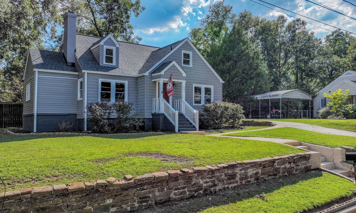 Northport House | Tide on 19th- 4BR/2BA, Large Patio, Fire Pit & Smart TVs!