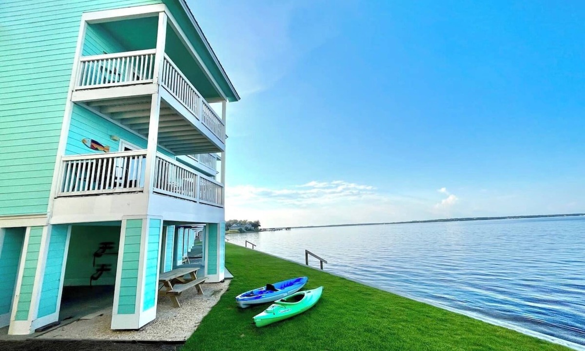 Innerarity Townhomes House | Tiki Hut: Waterfront, Amazing Views, & 2 Kayaks!