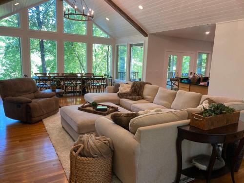 Winchester House | Tims Ford Lake 6BR Private dock near Twin Creeks