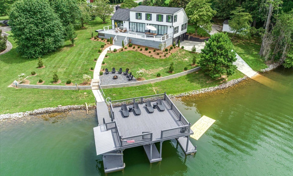 Winchester House | Tims Ford lakefront, hot tub, dock & boat ramp