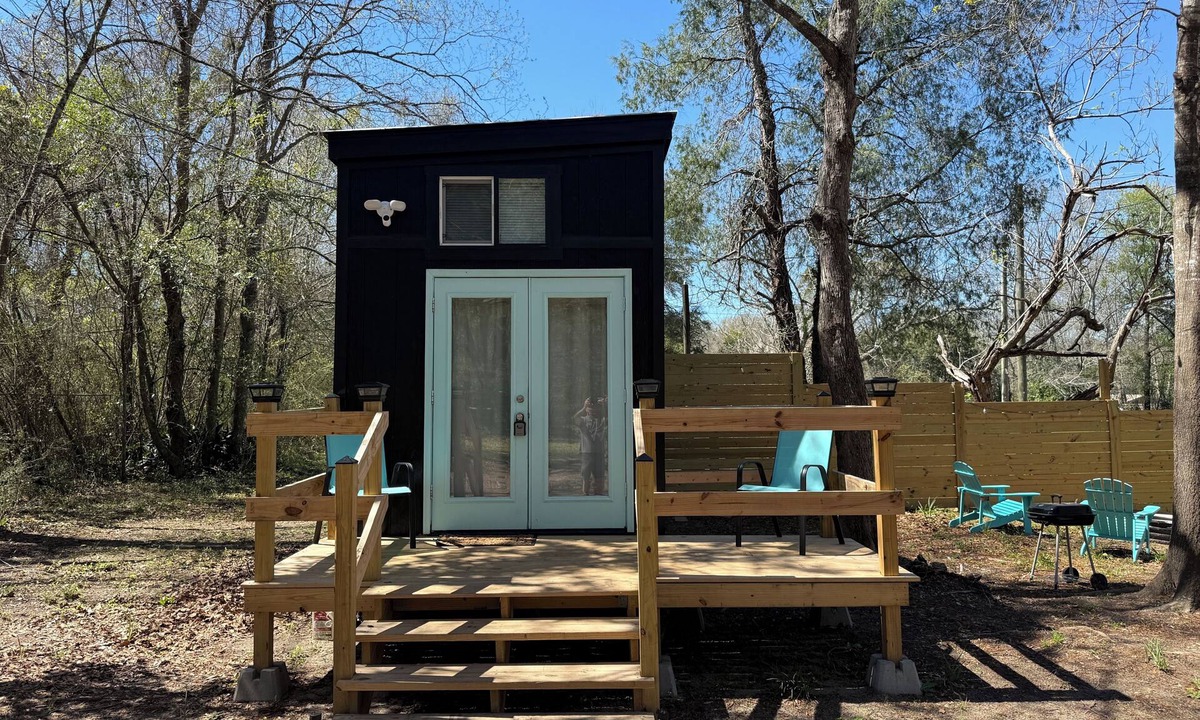 Cantonment House | TINY home hideaway nestled in tree’s close to Pensacola FL. Pets welcome!