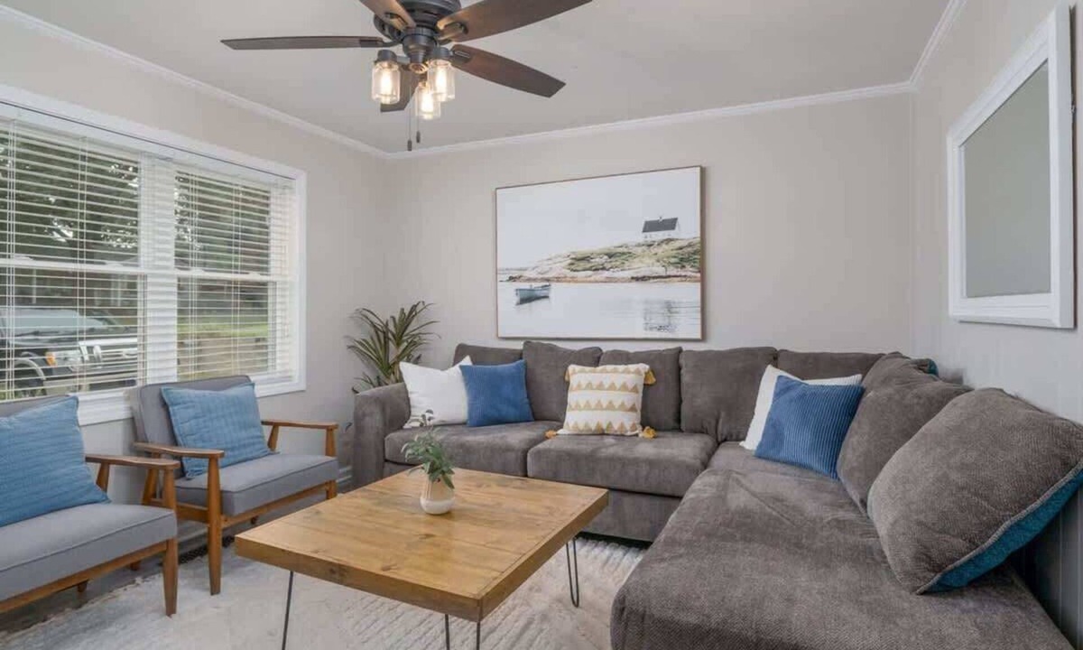 Northport House | Tipsy Tide - 2.9 miles to UA - 6 HDTVs!
