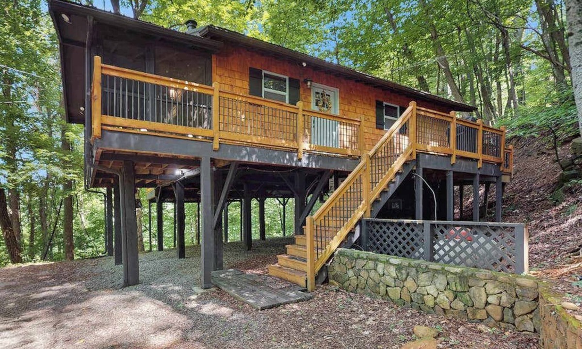 Walnut Mountain Cabin | Tiptop Treehouse Stay