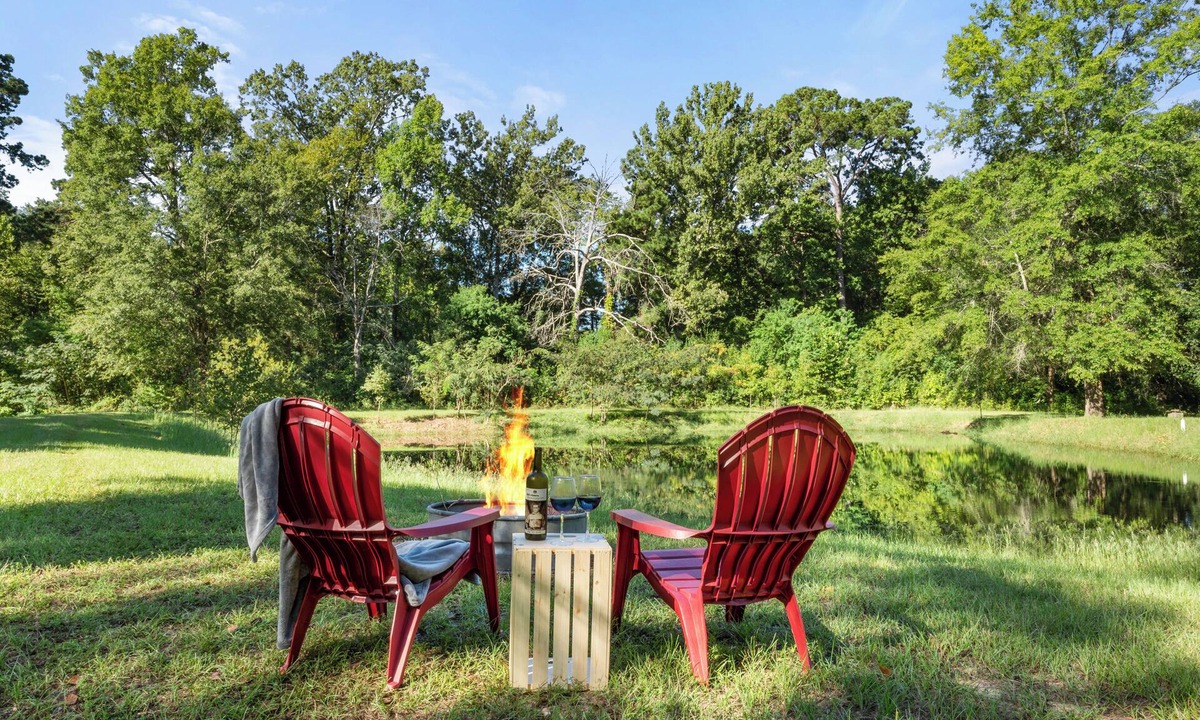 Belmont Cottage | Toledo Bend Cottage Retreat – Private Pond Fishing – King Bed