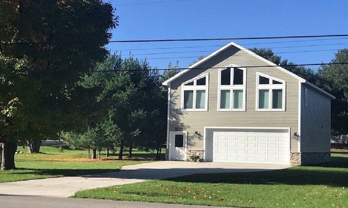 Rapid City Apartment | Torch Lake Bunk House - 15 minutes to Great Lakes Equestrian Festival