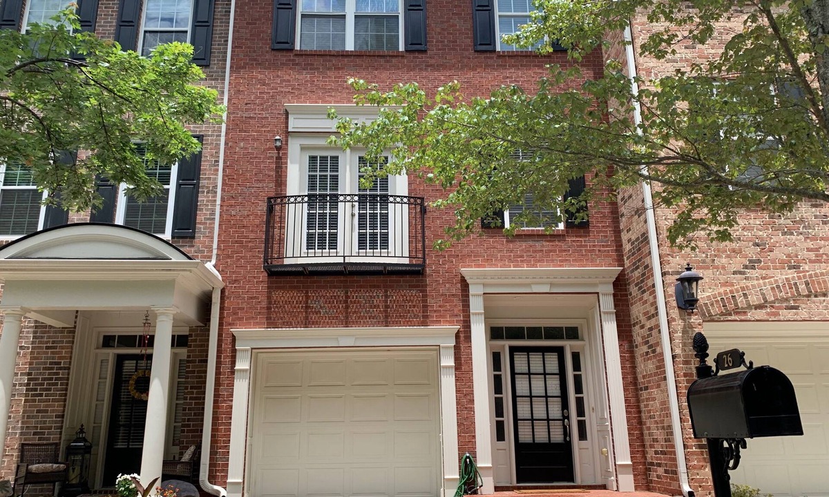 Peachtree City House | Townhouse with pool, tennis courts and gym. Easy access to highway and studios.