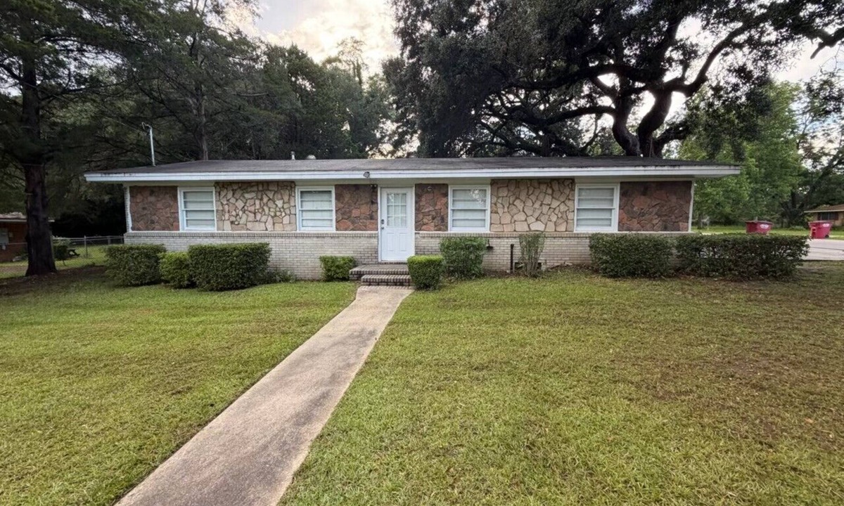 Eastman House | Tranquil 3-bedroom house with AC in charming Eastman