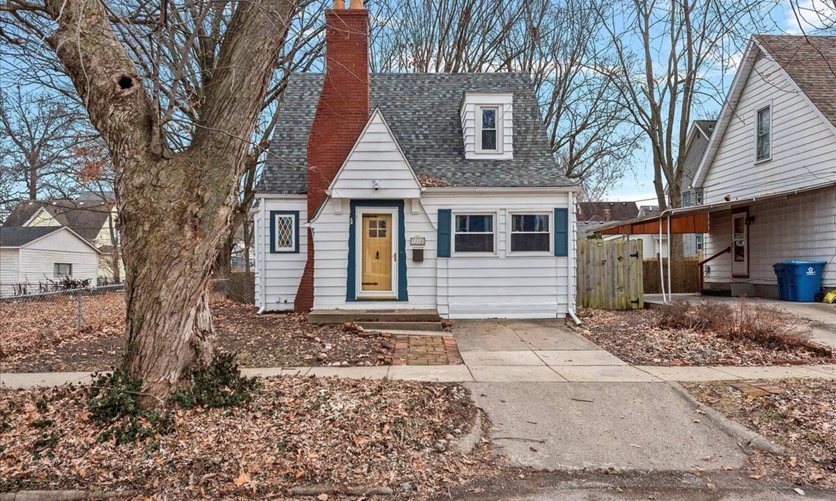 Springfield House | Tranquil cottage near hospitals with fenced backyard, fits 4 guests