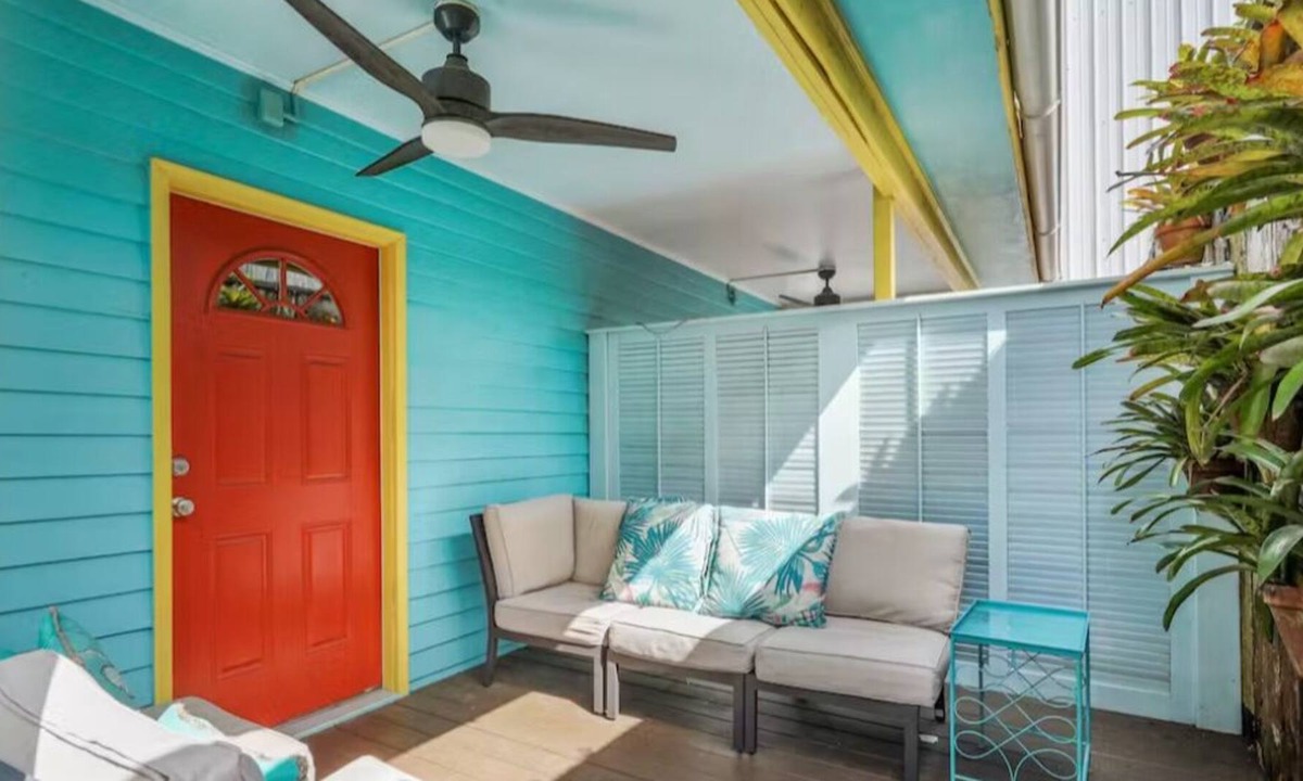 Lower Garden District Apartment | Tranquil NOLA Getaway Steps to Magazine King Bed