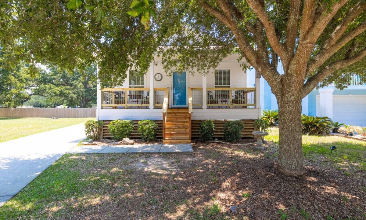 Gulfport House | Tranquil Tides Beach Cottage — Walk to the Beach + Relax in Style