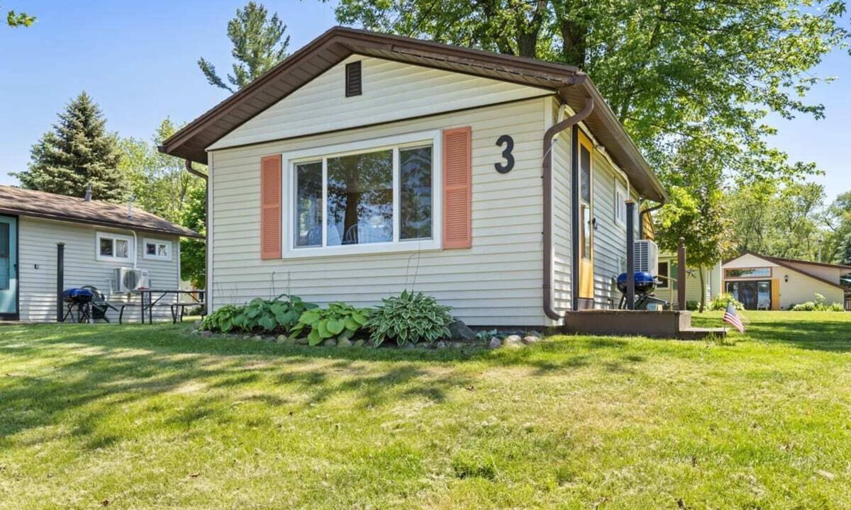 Chippewa Lake Cabin | Twin bed cottage on Chippewa Lake with pickleball court