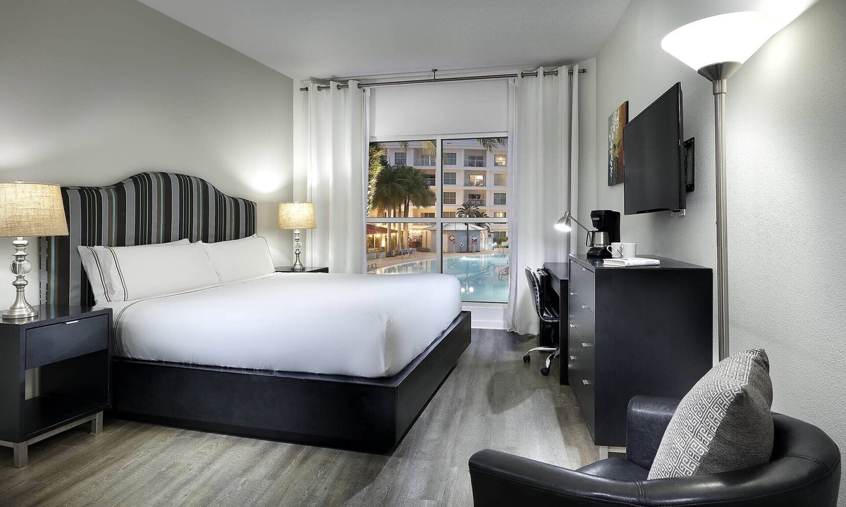 Celebration Apartment | TwoBedroom Pool View Apartment 10 mins from Disney