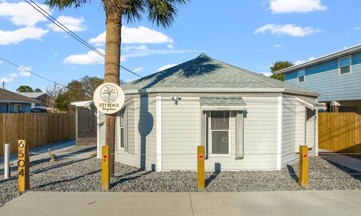 Holiday Beach House | Unit A City Beach Bungalows-WALK TO BEACH