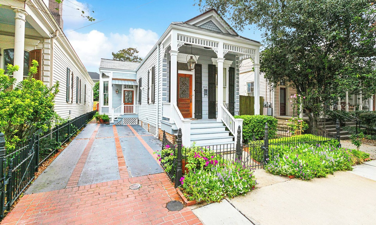 Uptown Historic District House | Uptown Carriage House 900 ft to Magazine & 3 Blocks to Mardi Gras Parade Route