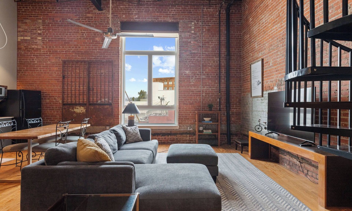 Downtown Apartment | Urban Chic Meets Southern Comfort – Industrial Modern Loft in Downtown Lafayette