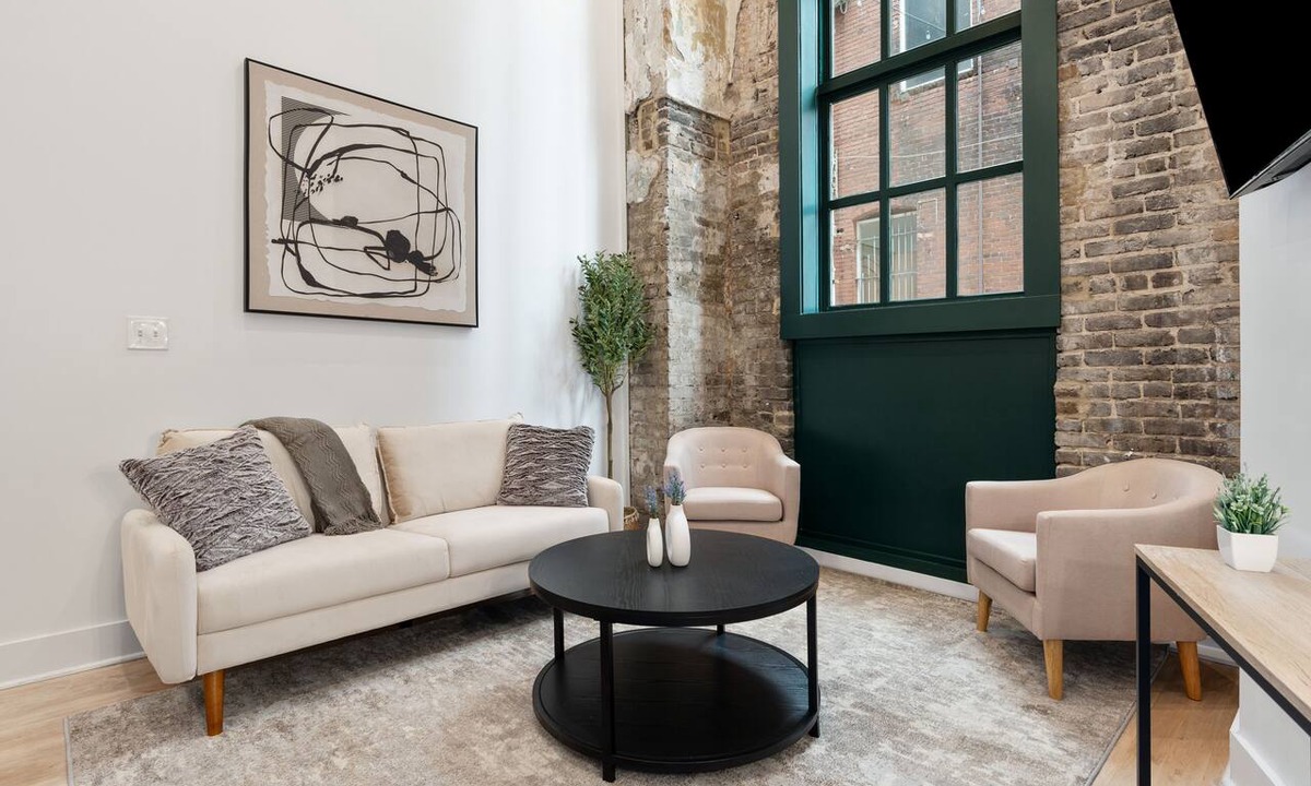 Civil Rights Historic District Apartment | Urban Oasis DT Apartment Loft l Gym+Rooftop+Parking! Sleeps 4