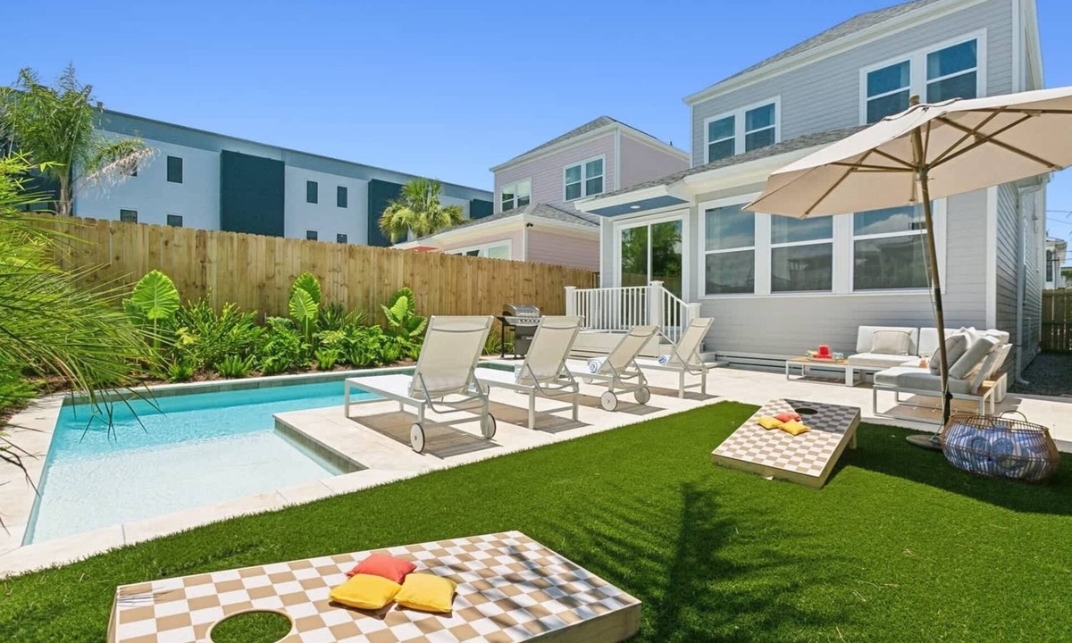 Faubourg Lafayette House | Urban Oasis in heart of NOLA w/Heated Pool+Parking