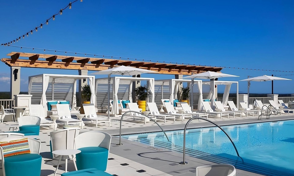Baytowne Wharf Apartment | Vacation Starts Here! Swimming Pool at the Rooftop, Pet-Friendly Unit!