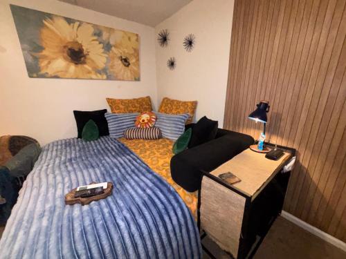 Tuscaloosa House | Van Gogh Stay Near UA Game Day Private Room