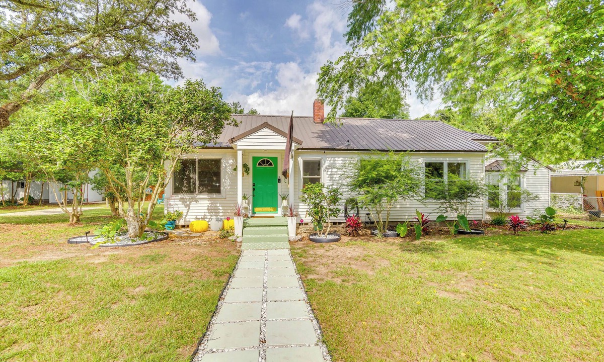 South Pensacola Villa | Villa Villa Coola – Retro Tiki-inspired zen retreat w/Huge Private Yard