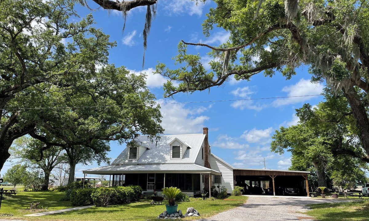 Houma House | Vintage Home/Spacious Grounds - "mini-fest" area - 3 to 30 nights + 5 STAR -