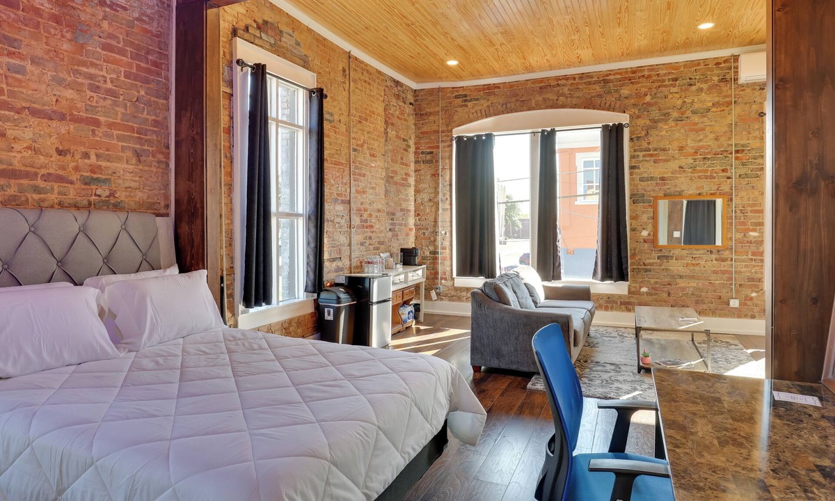 Marshall Apartment | Walk to Courthouse Sq! Loft-Style Marshall Studio