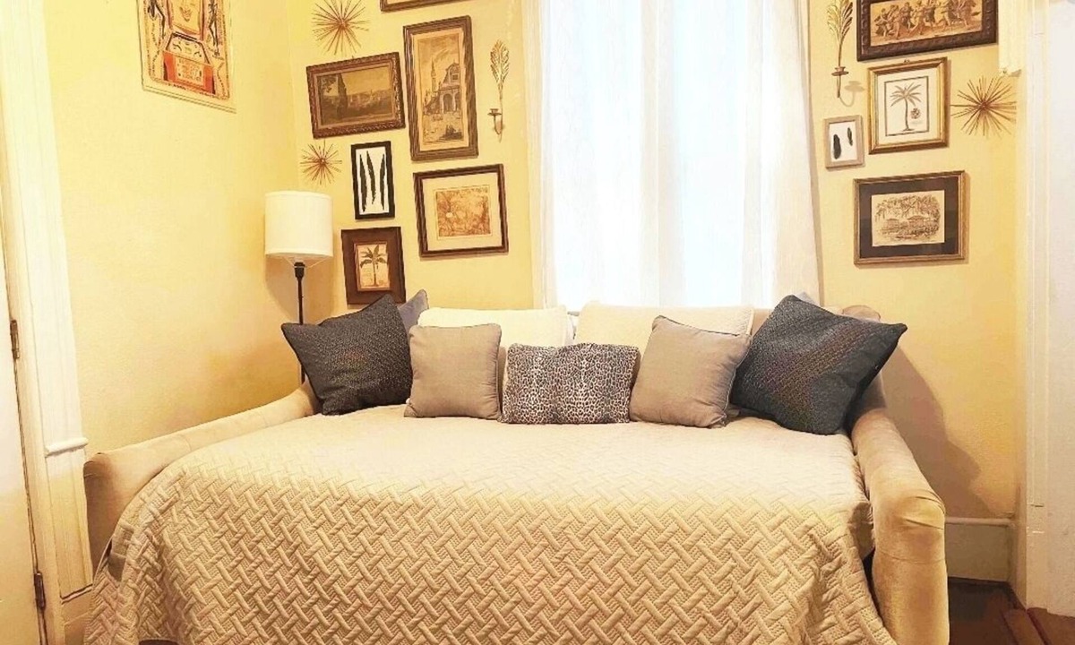 Downtown Apartment | Walk to Palafox Restaurants and Events!Close to Beaches and NAS.